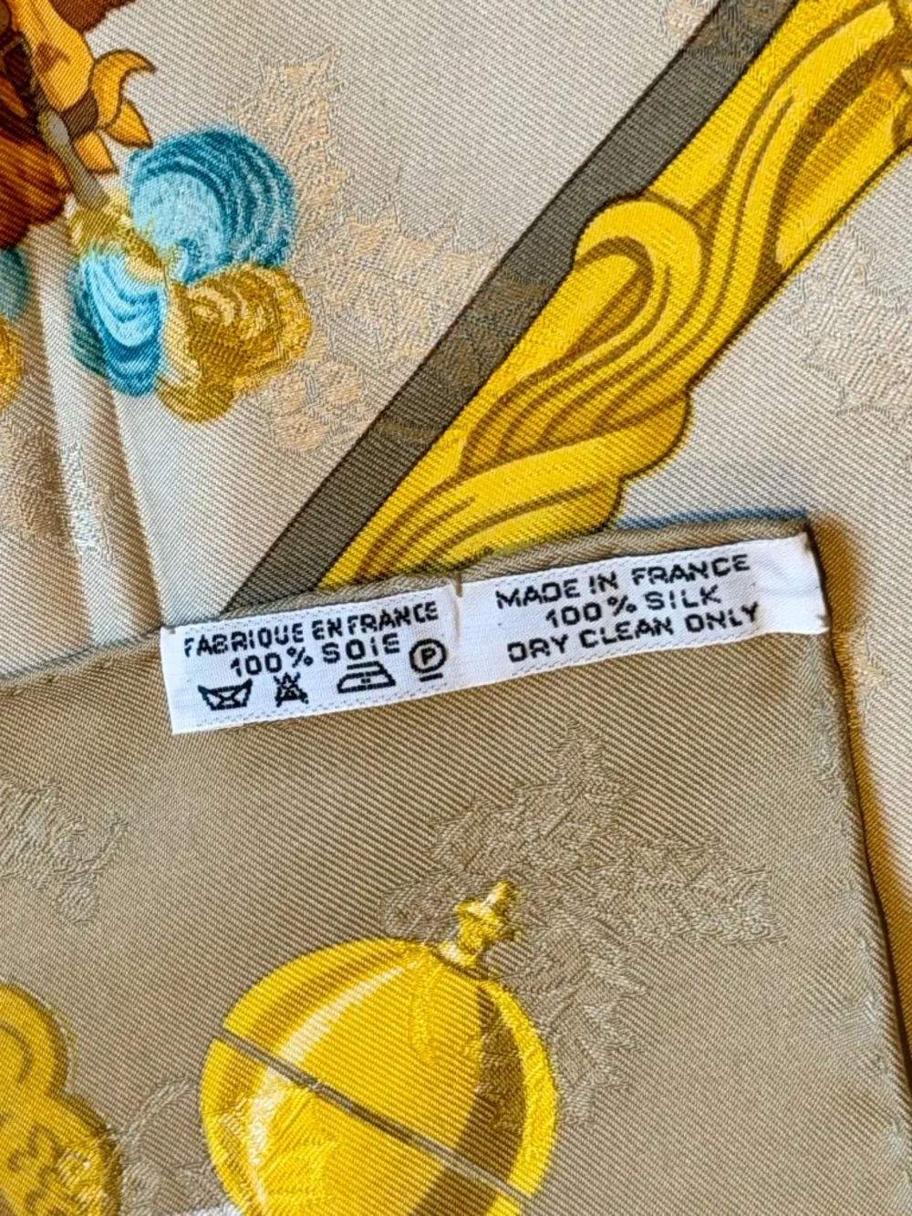RARE Hermès Jacquard Scarf Plumes et Grelots by Julia Abadie with Holly Leaf - Picture 9 of 9